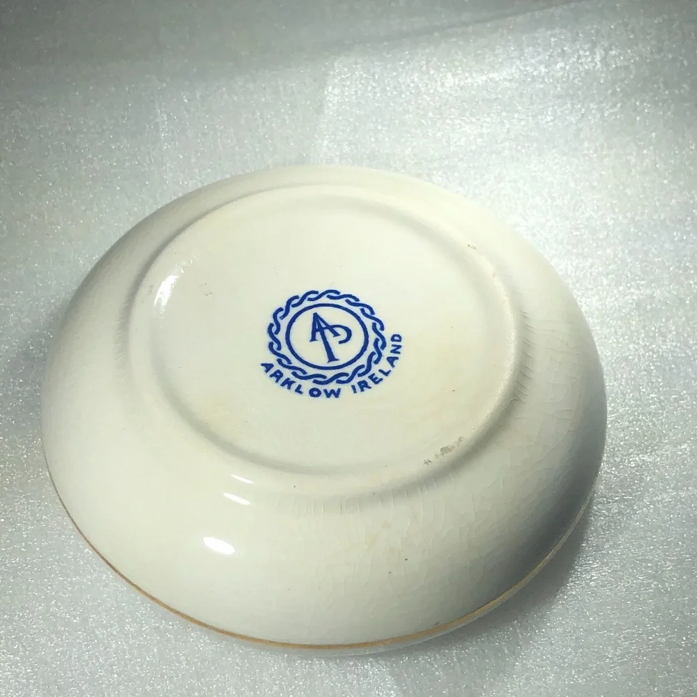 VINTAGE GREAT SOUTHERN HOTELS IRELAND WHITE CERAMIC WITH GOLD & BLUE ASHTRAY